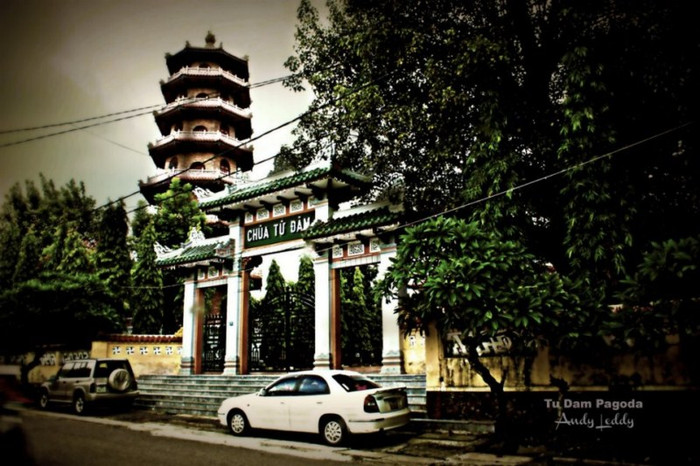 Chùa tọa lạc ở số 01 đường Sư Liễu Quán, phường Trường An, thành phố Huế, tỉnh Thừa Thiên Huế. Mặt chùa hướng Đông Nam. Bên trái chùa, có chùa Linh Quang và đền thờ cụ Phan Bội Châu