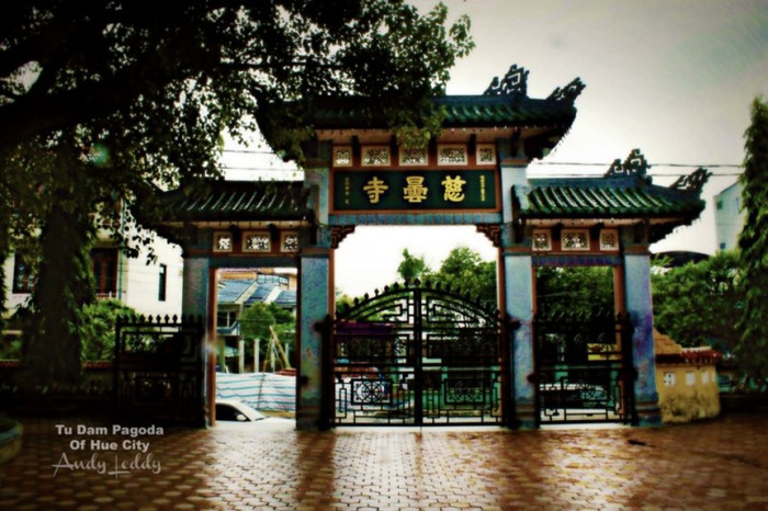 Chùa Từ Đàm lúc sơ khai chỉ là tịnh thất nhỏ làm bằng tranh tre nứa lá. Từ đó đến nay chùa đã tồn tại lâu dài trên dãi đất Cố đô Huế. Trải qua bao thăng trầm thay đổi của lịch sử thì năm 1932, khi Phật giáo Việt Nam phục hưng sau bao năm bị phân hóa dưới thời Pháp thuộc, năm 1935 sơn môn tăng già Thừa Thiên chuyển giao Chùa Từ Đàm cho Hội An Nam Phật học làm trụ sở chính của hội.