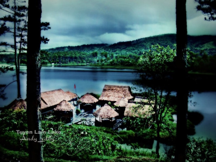 Những căn chòi là này được dựng rất tình tứ, là chỗ nghỉ dưỡng, thả hồn làm thơ của những du khách, hay là chỗ tâm sự của những cặp tình nhân. Những căn chòi là này được dựng rất tình tứ, là chỗ nghỉ dưỡng, thả hồn làm thơ của những du khách, hay là chỗ tâm sự của những cặp tình nhân.