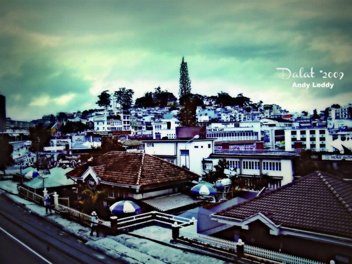 Đường Nguyễn Chí Thanh một buổi sáng sớm, thành phố vẫn còn trong giấc ngủ, lác đác vài người dân ra chợ... Đường Nguyễn Chí Thanh một buổi sáng sớm, thành phố vẫn còn trong giấc ngủ, lác đác vài người dân ra chợ...