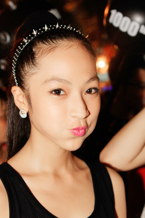 Hà Anh rất thích điện ảnh, thời gian rỗi thường nghe nhạc và rất thích học môn Địa lý, cô có ước mơ sẽ trở thành một diễn viên nổi tiếng, để lại nhiều dấu ấn đẹp đối với khán giả. <<Á KHÔI CĐ TÀI CHÍNH - HẢI QUAN ĐẸP LÃNG MẠN TRONG SẮC TÍM <<HOT GIRL CẨM TÚ ĐẸP LÃNG MẠN TRONG SẮC MÀU HOA CỎ <<NGỠ NGÀNG HOT GIRL CÓ VẺ ĐẸP GIỐNG CA SỸ BẢO THY <<NỮ SINH CĐ DU LỊCH ĐẸP DỊU DÀNG TRONG NẮNG THU Hà Anh rất thích điện ảnh, thời gian rỗi thường nghe nhạc và rất thích học môn Địa lý, cô có ước mơ sẽ trở thành một diễn viên nổi tiếng, để lại nhiều dấu ấn đẹp đối với khán giả. <<Á KHÔI CĐ TÀI CHÍNH - HẢI QUAN ĐẸP LÃNG MẠN TRONG SẮC TÍM <<HOT GIRL CẨM TÚ ĐẸP LÃNG MẠN TRONG SẮC MÀU HOA CỎ <<NGỠ NGÀNG HOT GIRL CÓ VẺ ĐẸP GIỐNG CA SỸ BẢO THY <<NỮ SINH CĐ DU LỊCH ĐẸP DỊU DÀNG TRONG NẮNG THU