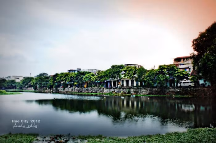 Khu dân cư bên kia Bến Ngự