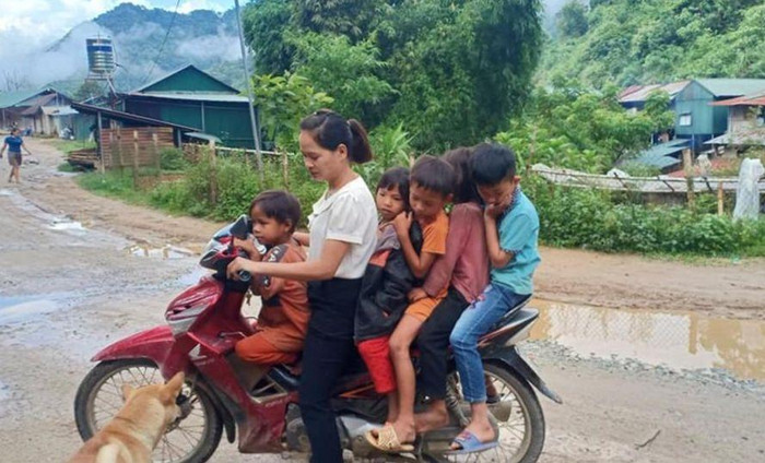 Việc đầu tiên chuẩn bị cho năm học mới của cô giáo Bùi Minh Khuyên (giáo viên Trường Phổ thông dân tộc bán trú Tiểu học Pa Ủ, xã Pa Ủ, huyện Mường Tè, tỉnh Lai Châu) là đi "gom" học sinh ra lớp. Ảnh: MK