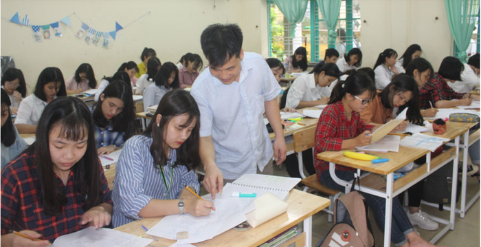 Giáo viên Trường Phổ thông Dân tộc nội trú Trung học phổ thông tỉnh Hoà Bình ôn luyện kiến thức cho các em học sinh. Ảnh: Báo Hòa Bình Giáo viên Trường Phổ thông Dân tộc nội trú Trung học phổ thông tỉnh Hoà Bình ôn luyện kiến thức cho các em học sinh. Ảnh: Báo Hòa Bình