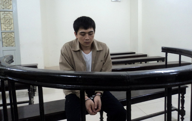 Bị cáo Nguyễn Quang Huy trước vành móng ngựa (Ảnh: Tuệ Minh)