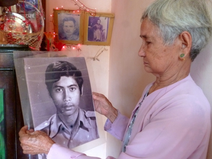 Cụ bà Phan Thị Đay đang xem lại di ảnh liệt sỹ Võ Đình Tuấn. Cụ bà Phan Thị Đay đang xem lại di ảnh liệt sỹ Võ Đình Tuấn.