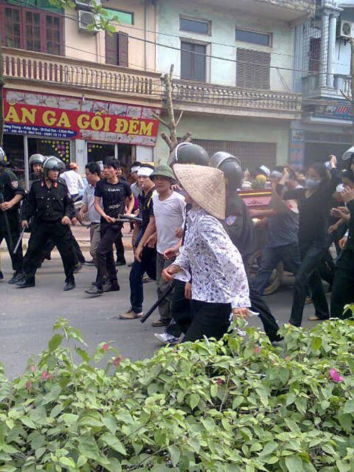 Nhiều người dân bức xúc đã tụ tập tại nhiều tuyến phố (Ảnh: infonet) Nhiều người dân bức xúc đã tụ tập tại nhiều tuyến phố (Ảnh: infonet)