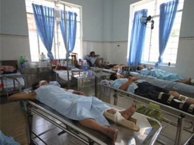 Các nạn nhân được cấp cứu tại BV (Ảnh: Báo PL&XH) Các nạn nhân được cấp cứu tại BV (Ảnh: Báo PL&XH)
