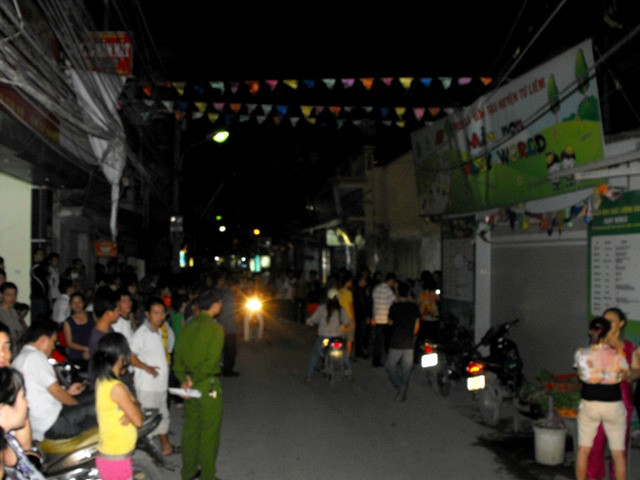 Do hiếu kỳ, nhiều người dân ở xung đã ra xem và lực lượng chức đã nhập cuộc để xử lý, giữ gìn an ninh trật tự Do hiếu kỳ, nhiều người dân ở xung đã ra xem và lực lượng chức đã nhập cuộc để xử lý, giữ gìn an ninh trật tự