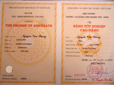 Bằng tốt nghiệp công nhận ngành đào tạo là Tin học ứng dụng. (Ảnh Thu Hòe)