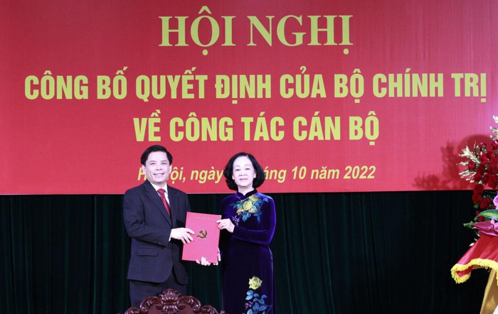 Trưởng Ban Tổ chức Trung ương Trương Thị Mai trao quyết định của Bộ Chính trị điều động, phân công ông Nguyễn Văn Thể giữ chức Bí thư Đảng ủy khối các cơ quan Trung ương nhiệm kỳ 2020-2025. Ảnh: vov.vn Trưởng Ban Tổ chức Trung ương Trương Thị Mai trao quyết định của Bộ Chính trị điều động, phân công ông Nguyễn Văn Thể giữ chức Bí thư Đảng ủy khối các cơ quan Trung ương nhiệm kỳ 2020-2025. Ảnh: vov.vn