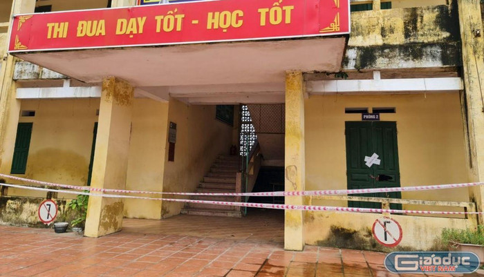 Cơ quan chức năng đã niêm phong dãy nhà lớp học 2 tầng xuống cấp nghiêm trọng của Trường Tiểu học Thanh Xuân (Ảnh: Lã Tiến) Cơ quan chức năng đã niêm phong dãy nhà lớp học 2 tầng xuống cấp nghiêm trọng của Trường Tiểu học Thanh Xuân (Ảnh: Lã Tiến)