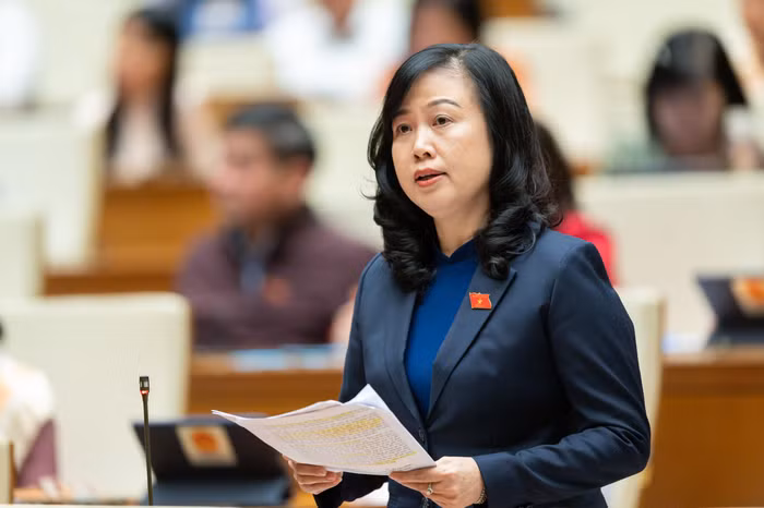 Bộ trưởng Bộ Y tế Đào Hồng Lan phát biểu giải trình vấn đề đại biểu Quốc hội nêu. Ảnh: Cổng thông tin điện tử Quốc hội