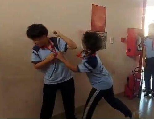 Một cảnh học sinh nam đánh bạn dã man (ảnh cắt từ video clip)