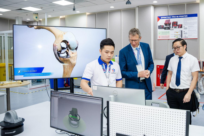 Trong khuôn khổ hội thảo, các đại biểu đã được tham quan hệ thống máy móc, trang thiết bị hiện đại đến từ các hãng phần cứng và phần mềm công nghệ 3D trong Y khoa hàng đầu trên thế giới.