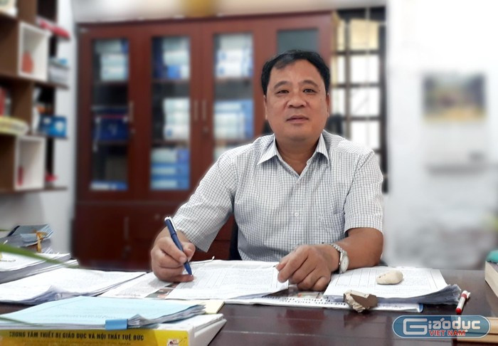 Thầy Hồ Tuấn Anh - Hiệu trưởng Trường Trung học cơ sở Quỳnh Phương. Ảnh: Tùng Dương Thầy Hồ Tuấn Anh - Hiệu trưởng Trường Trung học cơ sở Quỳnh Phương. Ảnh: Tùng Dương