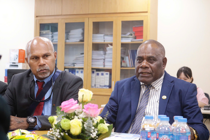 Ông Hon.Simil Johnson Youse - Bộ trưởng Bộ Giáo dục và Đào tạo Cộng hòa Vanuatu (bên phải) chia sẻ tại buổi làm việc (Ảnh: Doãn Nhàn). z5955119023251_a0692e1ef25f5a222115300e5ad287ed.jpg