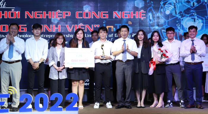 Sản phẩm áo dành cho trẻ tự kỷ của nhóm Mạnh Dũng giành giải nhất cuộc thi khởi nghiệp công nghệ trong sinh viên Đại học Đà Nẵng lần thứ 2. Ảnh: TN Sản phẩm áo dành cho trẻ tự kỷ của nhóm Mạnh Dũng giành giải nhất cuộc thi khởi nghiệp công nghệ trong sinh viên Đại học Đà Nẵng lần thứ 2. Ảnh: TN