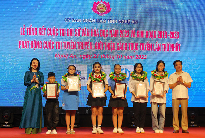 Ban Tổ chức trao giải cho giải cho thí sinh tại cuộc thi Đại sứ Văn hóa đọc tỉnh Nghệ An lần thứ 5 năm 2023. Ảnh: nghean.gov.vn văn hóa đọc.jpg