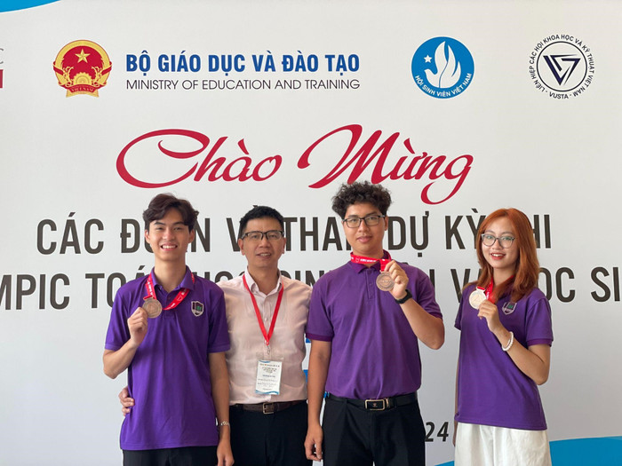 Tiến sĩ Nguyễn Phụ Hoàng Lân - Giảng viên Khoa Sư phạm (áo trắng) cùng sinh viên đạt giải. UEd - Ky thi Olympic Toan sinh vien-hoc sinh (3) (1).jpg