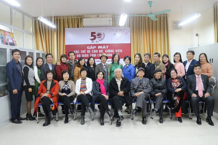 Các thế hệ viên chức Khoa Tâm lý - Giáo dục, Trường Đại học Sư phạm Hà Nội 2 chụp ảnh lưu niệm. Ảnh: hpu2.edu.vn tl2.jpg