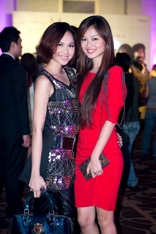 Đinh Ngọc Diệp và Tuyết Ngọc rạng rỡ và xinh tươi khi tạo dáng bên nhau trong buổi ra mắt phim 'Để mai tính' ở White Palace vào cuối tháng 4/2010. Sự xuất hiện của các giai nhân đã thu hút nhiều ống kính và sự chú ý của khán giả. Đinh Ngọc Diệp và Tuyết Ngọc rạng rỡ và xinh tươi khi tạo dáng bên nhau trong buổi ra mắt phim 'Để mai tính' ở White Palace vào cuối tháng 4/2010. Sự xuất hiện của các giai nhân đã thu hút nhiều ống kính và sự chú ý của khán giả.