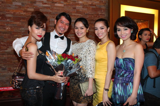 Tuyết Ngọc và Ngọc Diệp đến ủng hộ buổi ra mắt phim 'Cột mốc 23' tại Lotte Cinema, quận 7, TP.HCM vào 25/12/2011. Tuyết Ngọc và Ngọc Diệp đến ủng hộ buổi ra mắt phim 'Cột mốc 23' tại Lotte Cinema, quận 7, TP.HCM vào 25/12/2011.