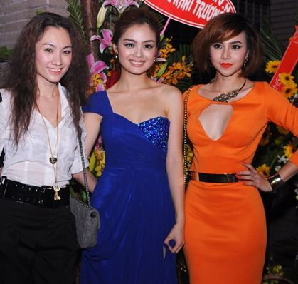 Tuyết Ngọc, chủ nhân của quán cafe chụp ảnh lưu niệm Đinh Ngọc Diệp và khách mời. Cô cười rất tươi vì quán cafe đông nghịt khách trong ngày khai trương. Quán cafe Shahar mang phong cách Ả Rập, được Tuyết Ngọc mở sau thành công của quán bar ở Q.1. Tuyết Ngọc, chủ nhân của quán cafe chụp ảnh lưu niệm Đinh Ngọc Diệp và khách mời. Cô cười rất tươi vì quán cafe đông nghịt khách trong ngày khai trương. Quán cafe Shahar mang phong cách Ả Rập, được Tuyết Ngọc mở sau thành công của quán bar ở Q.1.