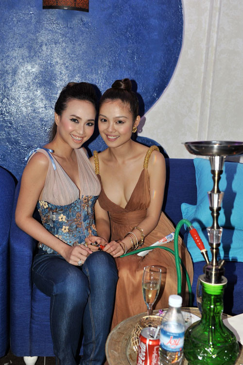 Người đẹp Tuyết Ngọc khai trương nhà hàng Aisha Lounge theo phong cách Ả Rập tại TP HCM. Là bạn thân Đinh Ngọc Diệp đã góp mặt để chúc mừng khai trương. Người đẹp Tuyết Ngọc khai trương nhà hàng Aisha Lounge theo phong cách Ả Rập tại TP HCM. Là bạn thân Đinh Ngọc Diệp đã góp mặt để chúc mừng khai trương.