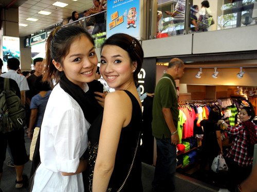 Đinh Ngọc Diệp và Tuyết Ngọc đã kết thân từ nhiều năm nay. Cả hai đều sở hữu chiều cao khá khiêm tốn nhưng bù lại là nhan sắc yêu kiều. Ngọc Diệp từng lập kỷ lục khi đoạt 6/9 giải thưởng tại cuộc thi Hoa khôi Đại học Quốc gia TP HCM 2005, trong đó, có ngôi vị Hoa khôi. Đinh Ngọc Diệp và Tuyết Ngọc đã kết thân từ nhiều năm nay. Cả hai đều sở hữu chiều cao khá khiêm tốn nhưng bù lại là nhan sắc yêu kiều. Ngọc Diệp từng lập kỷ lục khi đoạt 6/9 giải thưởng tại cuộc thi Hoa khôi Đại học Quốc gia TP HCM 2005, trong đó, có ngôi vị Hoa khôi.