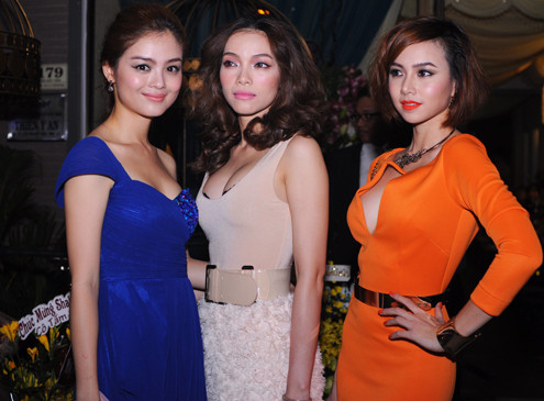 Tối 5/4/2012 tại TP HCM, Đinh Ngọc Diệp xuất hiện mừng khai trương tiệm cà phê mới của cô bạn thân, người mẫu Tuyết Ngọc. Trang phục màu nóng cùng kiểu khoét ngực táo bạo khiến cô nổi bật giữa đám đông. Tối 5/4/2012 tại TP HCM, Đinh Ngọc Diệp xuất hiện mừng khai trương tiệm cà phê mới của cô bạn thân, người mẫu Tuyết Ngọc. Trang phục màu nóng cùng kiểu khoét ngực táo bạo khiến cô nổi bật giữa đám đông.