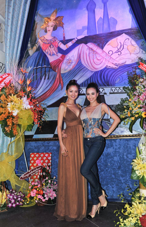 Trong buổi khai trương nhà hàng của Tuyết Ngọc, Đinh Ngọc Diệp đến từ rất sớm. Hai người đẹp cũng liên tục "buôn” đủ thứ chuyện. Trong buổi khai trương nhà hàng của Tuyết Ngọc, Đinh Ngọc Diệp đến từ rất sớm. Hai người đẹp cũng liên tục "buôn” đủ thứ chuyện.