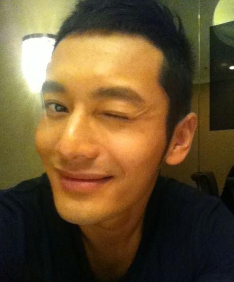 Ngoài vẻ lạnh lùng, điển trai, Hùynh Hiểu Minh còn rất điệu đà khi chụp ảnh tự sướng