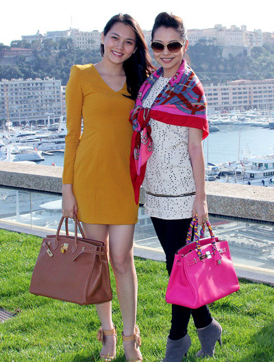 Ngọc Thạch và Jennifer Phạm cùng tạo dáng tại cảng Genova, Italy.