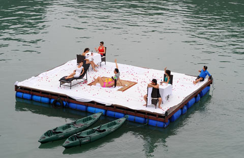 Chuyến đi có tên gọi "CR18 Islands Cruise" là hành trình qua 18 hòn đảo trên vịnh, vừa thỏa mãn thú vui du lịch, còn để các nhân vật nổi tiếng trong làng giải trí thể hiện phong cách sống.