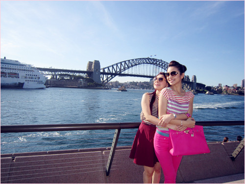 Thanh Thảo và Jennifer Phạm quấn quýt, thân thiết như hai chị em gái.