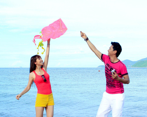 Jennifer Phạm và Đức Vĩnh cùng vui đùa thả diều trên bờ biển Nha Trang.