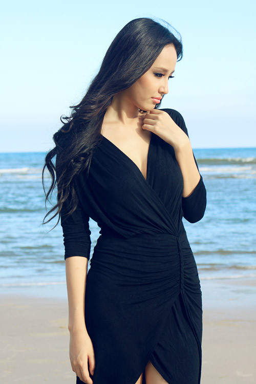 Có mặt tại Phan Thiết để làm giám khảo vòng chung kết cuộc thi Miss Ngôi Sao 2011, Mai Phương Thúy tranh thủ thời gian rảnh đi dạo biển và tận hưởng không khí trong lành nơi đây.