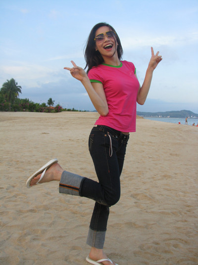 Khác hẳn với hình ảnh quyến rũ trên sân khấu, Hồ Ngọc Hà trẻ trung trong chiếc áo phông, quần jeans. Khác hẳn với hình ảnh quyến rũ trên sân khấu, Hồ Ngọc Hà trẻ trung trong chiếc áo phông, quần jeans.