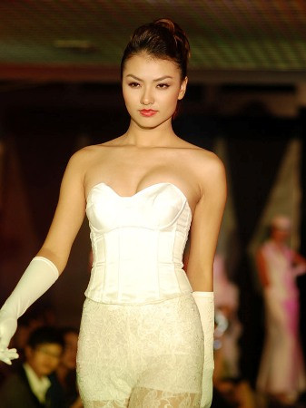 Hồng Quế khẳng định không hề có chuyện cô đánh hội đồng một phụ nữ gây thương tích. "Tôi không hề biết Tạ Hoàng Tâm là ai hết! Chuyện này gây tổn tại không nhỏ tới tôi, nhất là khi tôi còn đang đi học. Có thể tôi sẽ mở một cuộc họp báo để nói rõ chuyện này", Hồng Quế bày tỏ. Hồng Quế khẳng định không hề có chuyện cô đánh hội đồng một phụ nữ gây thương tích. "Tôi không hề biết Tạ Hoàng Tâm là ai hết! Chuyện này gây tổn tại không nhỏ tới tôi, nhất là khi tôi còn đang đi học. Có thể tôi sẽ mở một cuộc họp báo để nói rõ chuyện này", Hồng Quế bày tỏ.