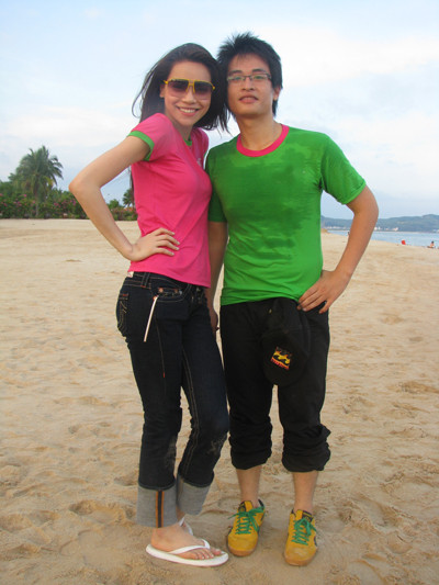 Hồ Ngọc Hà và Hà Anh Tuấn tham gia buổi dã ngoại cùng 30 bạn trẻ với tư cách là đại sứ của một hãng điện thoại lớn. Trong chuyến hành trình trên ô tô từ Hà Nội về Hạ Long, cả hai đã có khoảng thời gian vui đùa với fan bằng những trò chơi vui nhộn. (ảnh Ngôi Sao) Hồ Ngọc Hà và Hà Anh Tuấn tham gia buổi dã ngoại cùng 30 bạn trẻ với tư cách là đại sứ của một hãng điện thoại lớn. Trong chuyến hành trình trên ô tô từ Hà Nội về Hạ Long, cả hai đã có khoảng thời gian vui đùa với fan bằng những trò chơi vui nhộn. (ảnh Ngôi Sao)