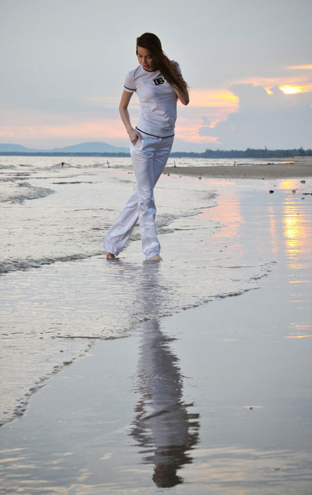 Hồ Ngọc Hà mộng mơ và xinh đẹp đón bình minh trên biển vào tháng 10/2010. (Ảnh Bee) Hồ Ngọc Hà mộng mơ và xinh đẹp đón bình minh trên biển vào tháng 10/2010. (Ảnh Bee)