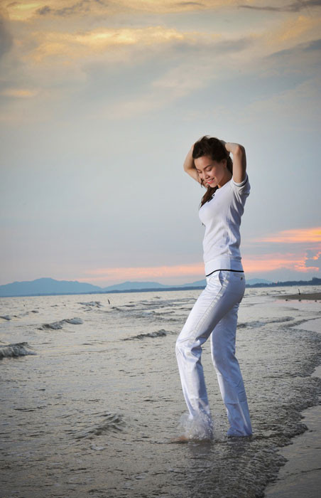 Trong trang phục thể thao khỏe khoắn, "gái một con" Hồ Ngọc Hà lang thang trên biển và thưởng thức không khí trong lành của biển. Trong trang phục thể thao khỏe khoắn, "gái một con" Hồ Ngọc Hà lang thang trên biển và thưởng thức không khí trong lành của biển.