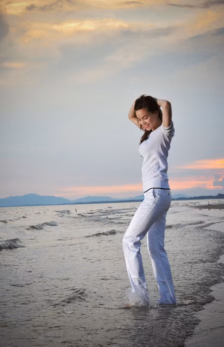 Trong trang phục thể thao khỏe khoắn, "gái một con" Hồ Ngọc Hà lang thang trên biển và thưởng thức không khí trong lành của biển.