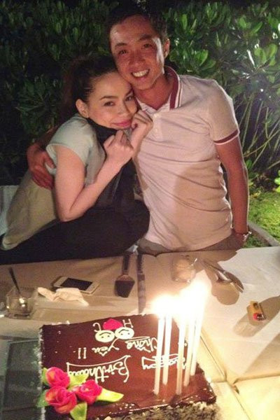 Tối 12/2/2012, ca sỹ Hồ Ngọc Hà cùng một vài người bạn thân thiết đã có mặt ở bãi biển Đà Nẵng cùng nhau đón sinh nhật của ông xã – Nguyễn Quốc Cường. Tối 12/2/2012, ca sỹ Hồ Ngọc Hà cùng một vài người bạn thân thiết đã có mặt ở bãi biển Đà Nẵng cùng nhau đón sinh nhật của ông xã – Nguyễn Quốc Cường.