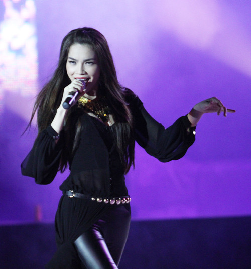 Là khách mời cuối cùng xuất hiện trong liveshow Mr. Đàm in Tuần Châu - Biển tình diễn ra đêm 20/8, Hồ Ngọc Hà nhanh chóng chinh phục khán giả của thành phố biển xinh đẹp bằng lối giao lưu chân tình và nhẹ nhàng của mình. Là khách mời cuối cùng xuất hiện trong liveshow Mr. Đàm in Tuần Châu - Biển tình diễn ra đêm 20/8, Hồ Ngọc Hà nhanh chóng chinh phục khán giả của thành phố biển xinh đẹp bằng lối giao lưu chân tình và nhẹ nhàng của mình.