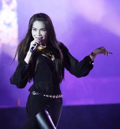 Là khách mời cuối cùng xuất hiện trong liveshow Mr. Đàm in Tuần Châu - Biển tình diễn ra đêm 20/8, Hồ Ngọc Hà nhanh chóng chinh phục khán giả của thành phố biển xinh đẹp bằng lối giao lưu chân tình và nhẹ nhàng của mình.