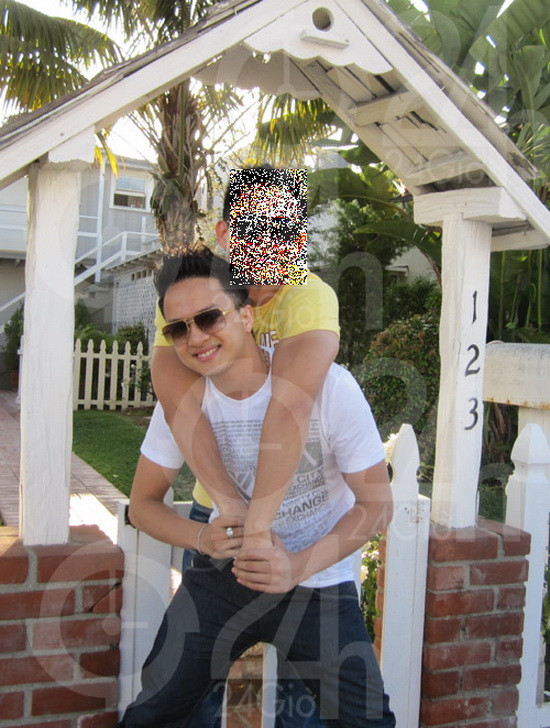 Adam Nguyễn, một Việt kiều Mỹ đã tung lên mạng những hình ảnh thân thiết và thân mật giữa hai người trong cuộc sống đời thường. Khó ai có thể tin rằng có một tình bạn trong sáng giữa hai người này. Trước tin đồn đồng tính, Cao Thái Sơn khẳng định anh có mối quan hệ quen biết với chàng Việt Kiều. Adam Nguyễn, một Việt kiều Mỹ đã tung lên mạng những hình ảnh thân thiết và thân mật giữa hai người trong cuộc sống đời thường. Khó ai có thể tin rằng có một tình bạn trong sáng giữa hai người này. Trước tin đồn đồng tính, Cao Thái Sơn khẳng định anh có mối quan hệ quen biết với chàng Việt Kiều.