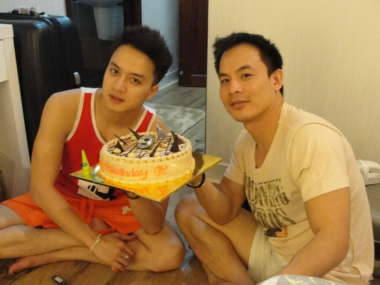 Dù liên tục lên báo khẳng định mình là man thực sự nhưng bức hình Cao Thái Sơn chụp cùng Adam Nguyễn trong lễ hội dành cho cộng đồng người đồng tính diễn ra tại San Francisco, Mỹ đã khiến độc giả khó tin vào lời của anh nói. Dù liên tục lên báo khẳng định mình là man thực sự nhưng bức hình Cao Thái Sơn chụp cùng Adam Nguyễn trong lễ hội dành cho cộng đồng người đồng tính diễn ra tại San Francisco, Mỹ đã khiến độc giả khó tin vào lời của anh nói.