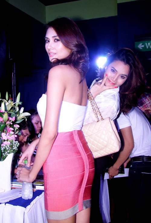 Tối 16/8/2011, hai người đẹp Trang Nhung và Hoàng Yến tới dự buổi chiếu ra mắt phim 'Sự nổi dậy của loài khỉ' tại Megastar Hùng Vương TP HCM.